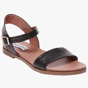 Steve Madden Women's Dina Flat Sandal (Black)